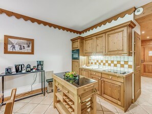 Réfrigérateur, four à micro-ondes, surface de cuisson, lave-vaisselle