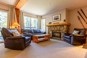 Smart TV, fireplace - 2 Bedrooms l Sleeps 4 Adults l Private Hot Tub (Fernie)