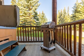 Terrace/patio - 2 Bedrooms l Sleeps 4 Adults l Private Hot Tub (Fernie)