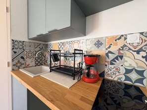 Fridge, microwave, stovetop, coffee/tea maker