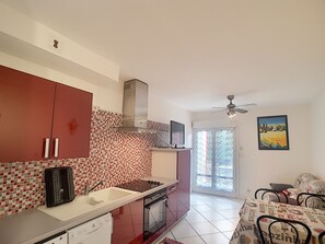 Réfrigérateur, four à micro-ondes, un four, surface de cuisson