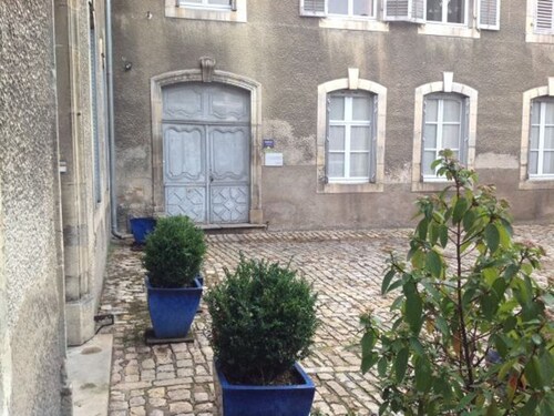 Charmant appartement historique à Vesoul, avec WIFI et parking