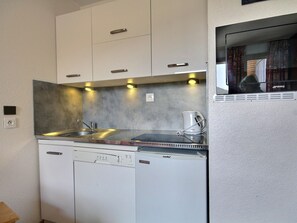 Kjøleskap og oppvaskmaskin