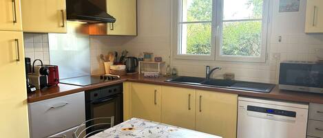 Réfrigérateur, four à micro-ondes, un four, surface de cuisson