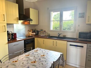 Réfrigérateur, four à micro-ondes, un four, surface de cuisson