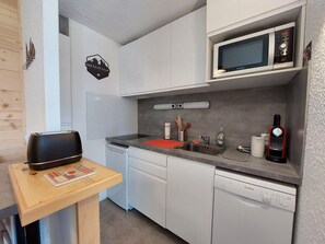 Réfrigérateur, four à micro-ondes, lave-vaisselle