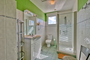 Shower, hair dryer - Spacious Family Beach House for 2–10 Guests (Saint-Nazaire-sur-Charente)