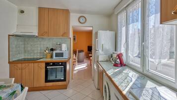 Fridge, microwave, oven, stovetop