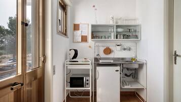 Coffee/tea maker, fridge, stovetop, electric kettle