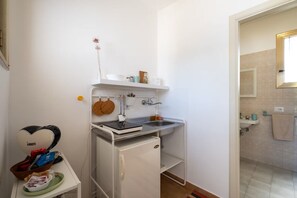 Coffee/tea maker, fridge, stovetop, electric kettle