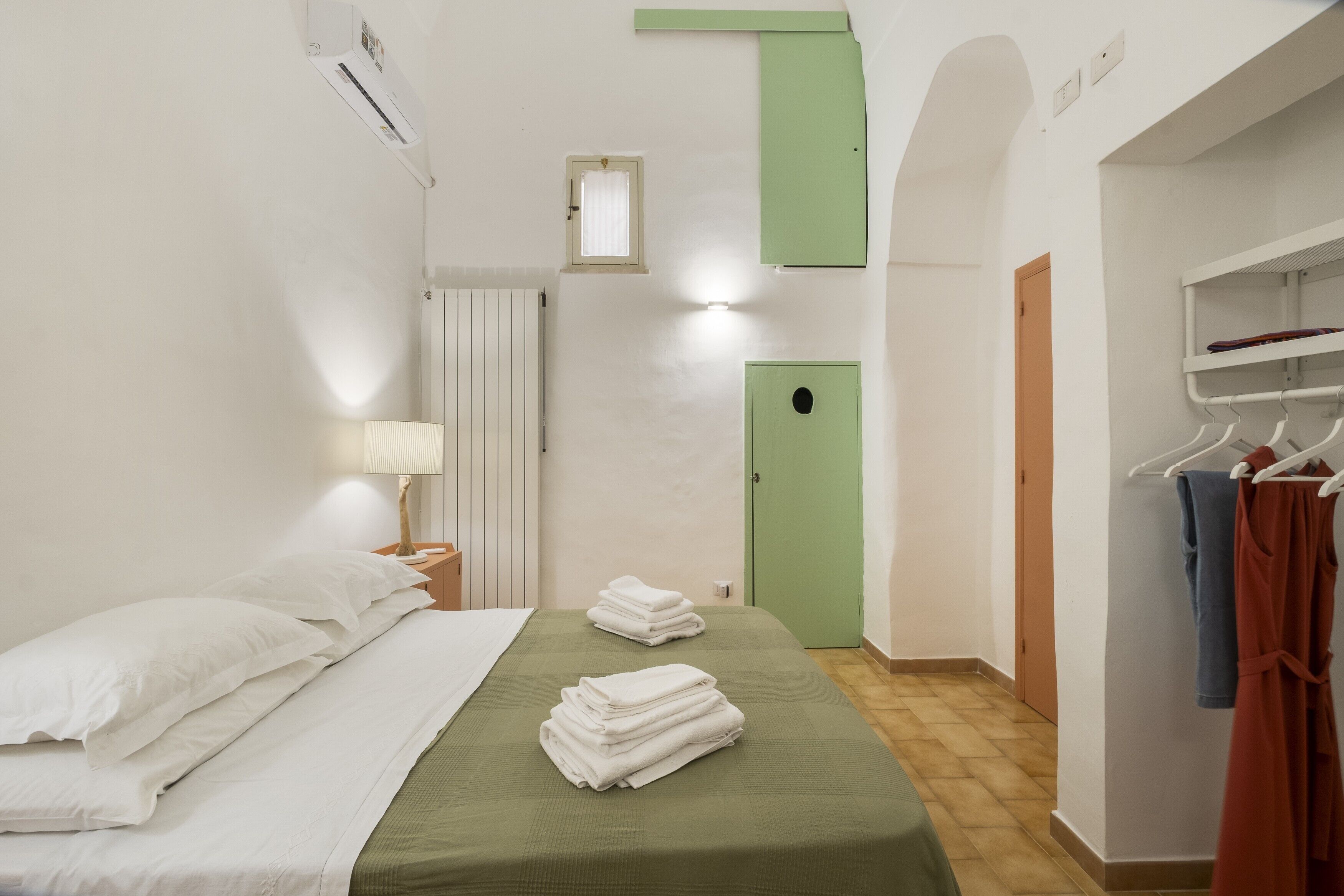 2   多间卧室、办公桌、WiFi、床单