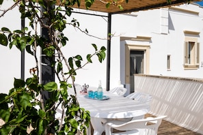 Outdoor dining - Apartment 'A Casa Di Legnointesta - Apt 2' with Shared Terrace, Wi-Fi and Air Conditioning (Nardò)