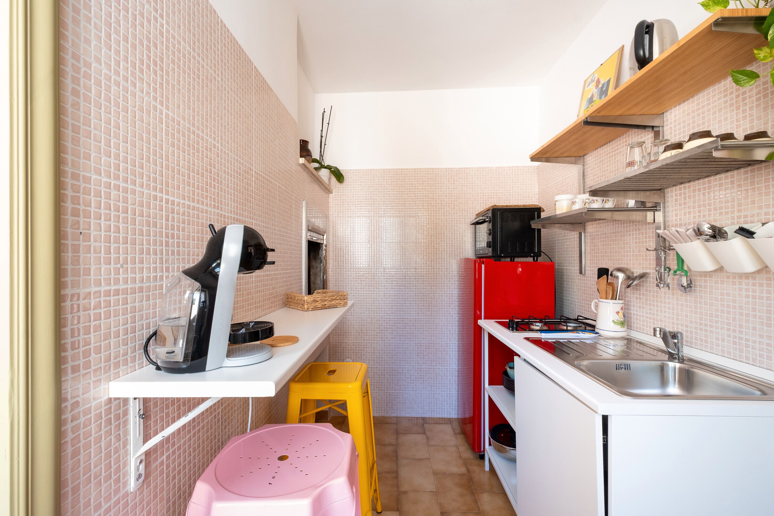 Frigorifero, piano cottura, macchina per tè/caffè, bollitore elettrico