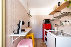 Fridge, stovetop, coffee/tea maker, electric kettle