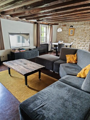 Căn hộ có thiết kế đặc sắc, ban công (APPARTEMENT MONSIEUR DE MAUPERCHE) | Khu phòng khách | TV LED 32-inch có truyền hình kỹ thuật số 