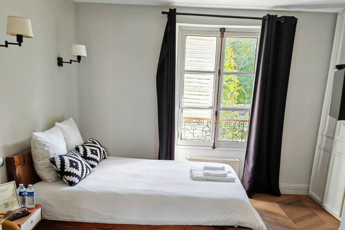 Deluxe Suite, Garden View (CHAMBRE 1 MARQUIS DE D'HUXELLES) | Soundproofing, free WiFi, bed sheets