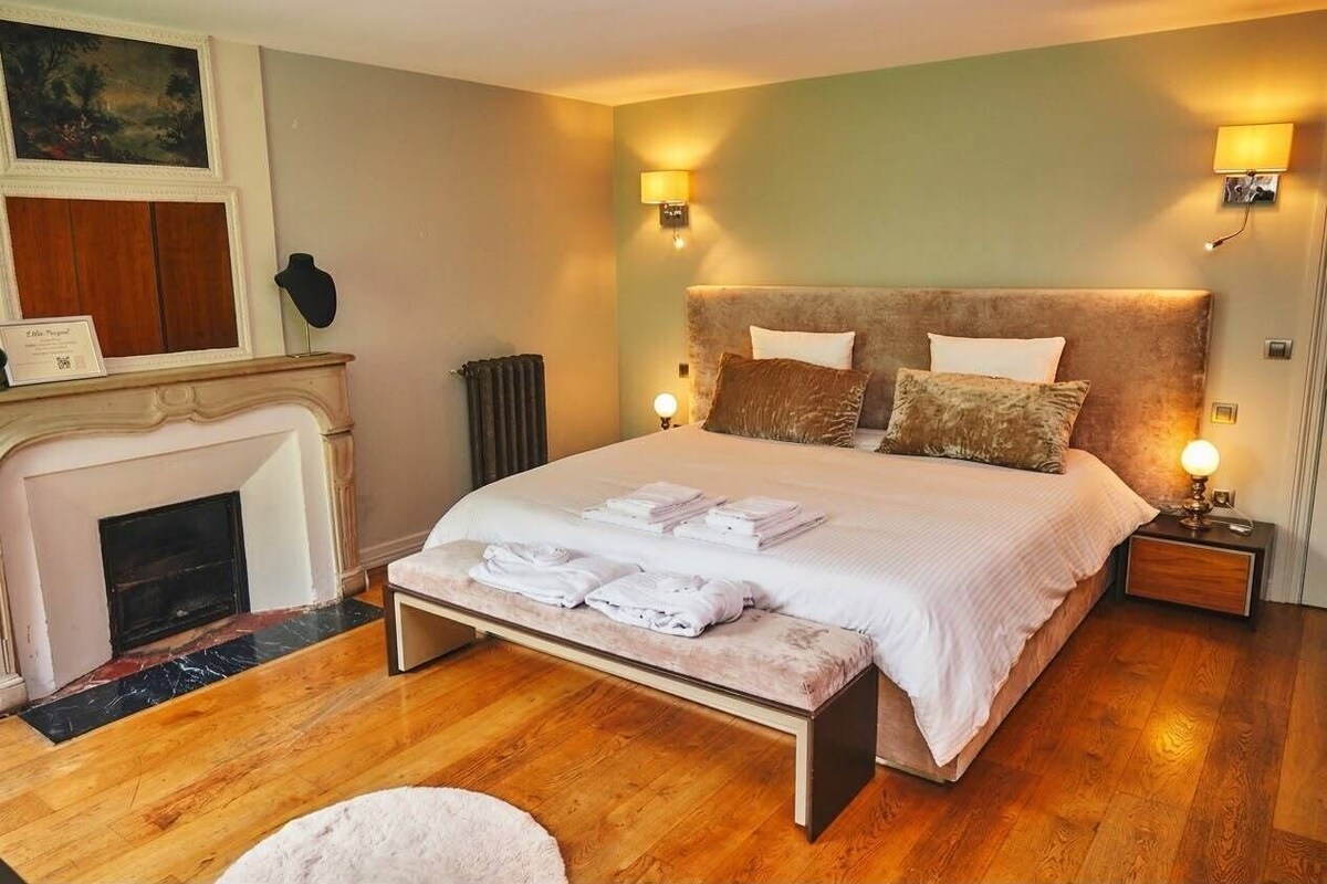 Deluxe tweepersoonskamer, uitzicht op tuin (CHAMBRE 3 LA PRINCESSE D'AREMBERG) | Geluiddichte muren, gratis wifi, beddengoed