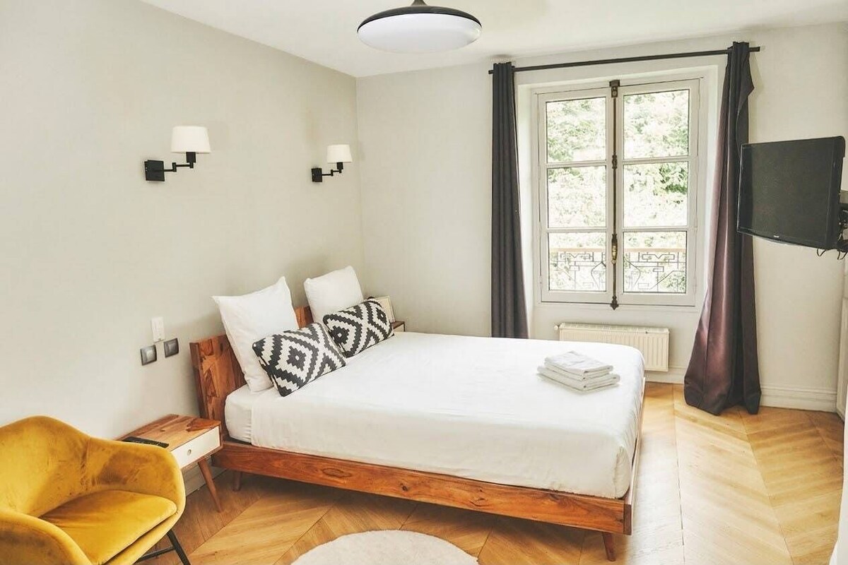 Deluxe suite, uitzicht op tuin (CHAMBRE 1 MARQUIS DE D'HUXELLES) | Geluiddichte muren, gratis wifi, beddengoed