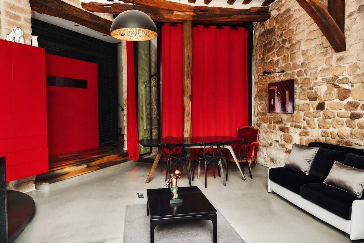 Design appartement (APPARTEMENT CLAUDE BOSC) | Woonruimte | Een 32-inch ledtelevisie met digitale zenders