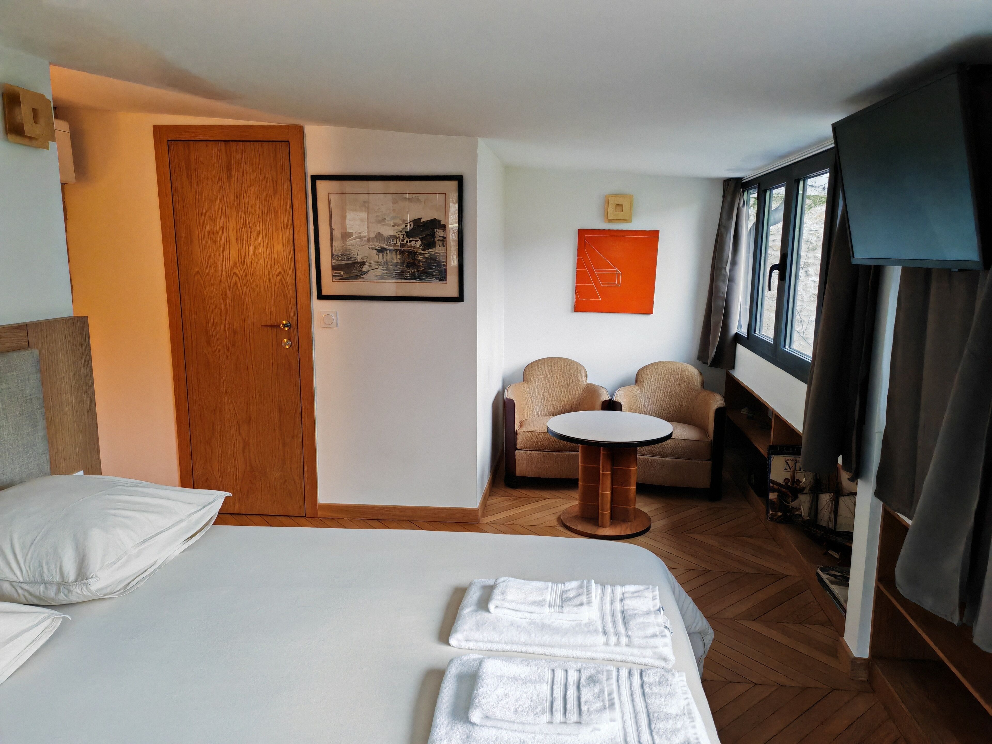 تجهيزات عازلة للصوت وواي فاي مجانًا وملاءات أسرّة