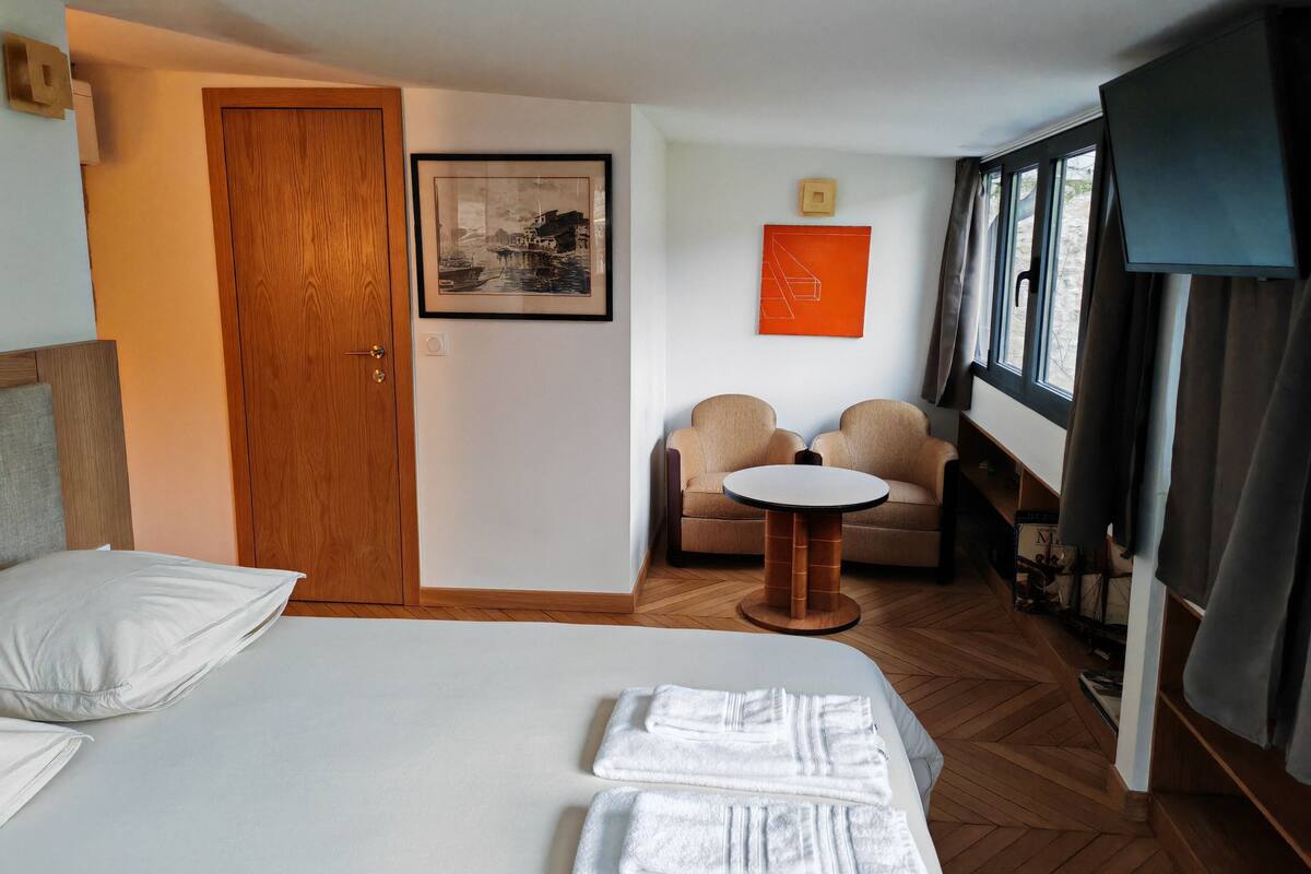 تجهيزات عازلة للصوت وواي فاي مجانًا وملاءات أسرّة