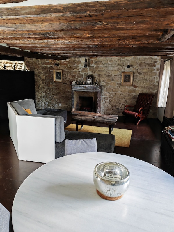 Design-Apartment, Balkon (APPARTEMENT MONSIEUR DE MAUPERCHE) | Wohnbereich | 32-Zoll-LED-Fernseher mit Digitalempfang