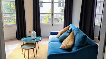 豪華套房, 花園景 (CHAMBRE 1 MARQUIS DE D'HUXELLES) | 客廳 | 32 吋LED 電視連數碼電視頻道