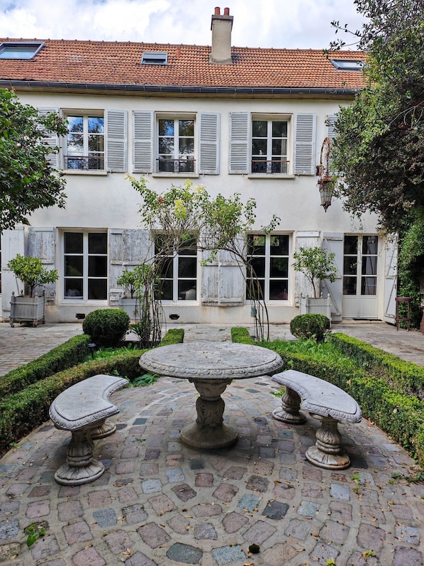 Insonorización, cunas, wifi gratis y ropa de cama 