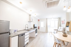 Fridge, microwave, oven, dishwasher - Nautical C by Concept Flats (Valencia)