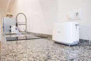 Frigorífico, microondas, horno y lavavajillas