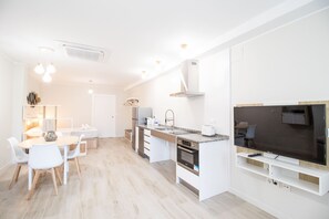 Tabla de planchar con plancha, wifi gratis, ropa de cama