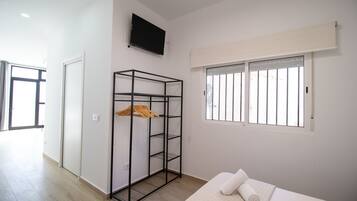 Een strijkplank/strijkijzer, gratis wifi, beddengoed