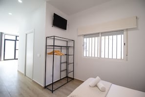 Planxa i posts de planxar, wifi gratuïta i roba de llit