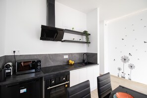 Fridge, microwave, oven, coffee/tea maker