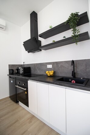 Frigorífico, microondas, horno y cafetera o tetera