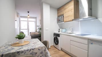 Refrigerador, microondas, horno y cafetera y tetera