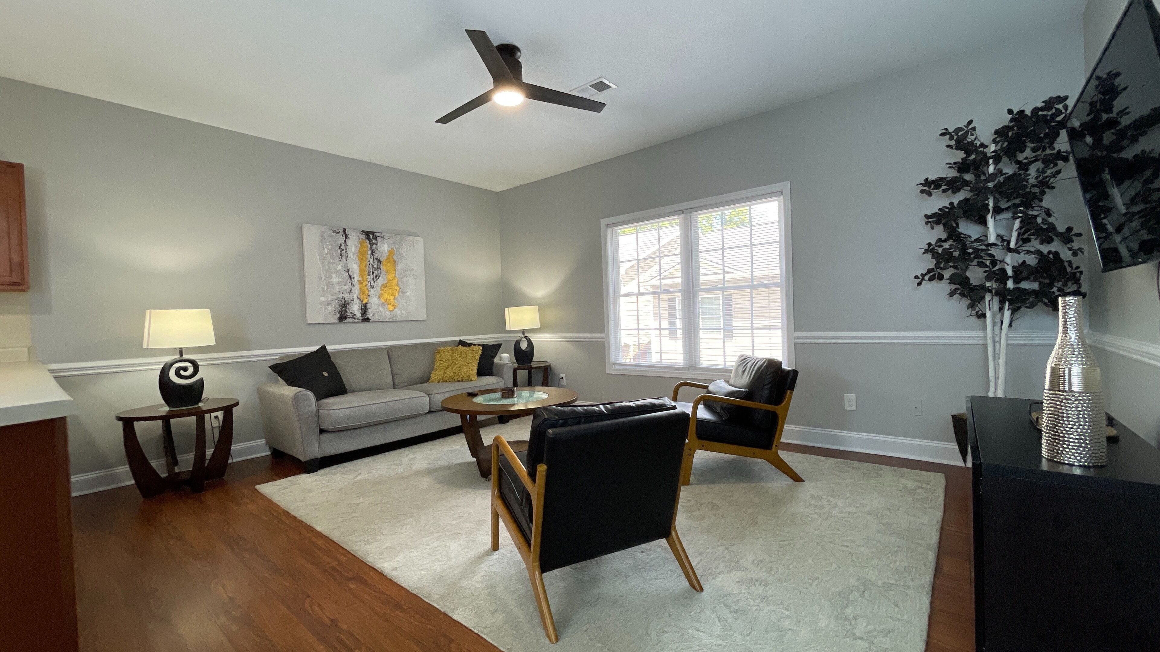 Una Smart TV, una oficina, una pantalla de ordenador