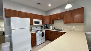 Refrigerador, microondas, placa de cocina, lavavajillas