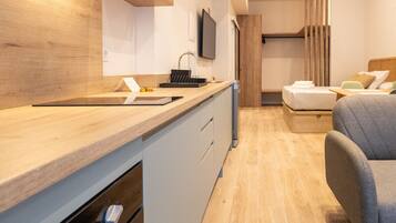 Kylskåp, mikrovågsugn, ugn och kaffe- och tebryggare