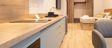 Réfrigérateur, micro-ondes, four, cafetière/bouilloire