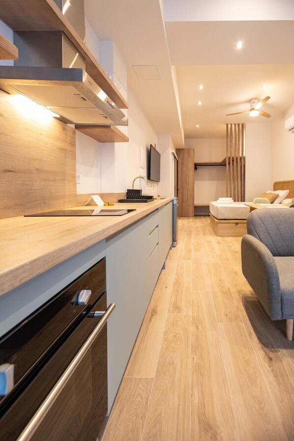 Fridge, microwave, oven, coffee/tea maker