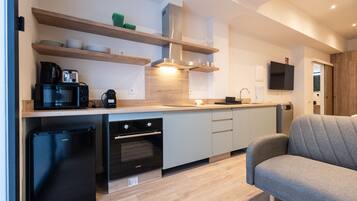 Een koelkast, een microgolfoven, een oven