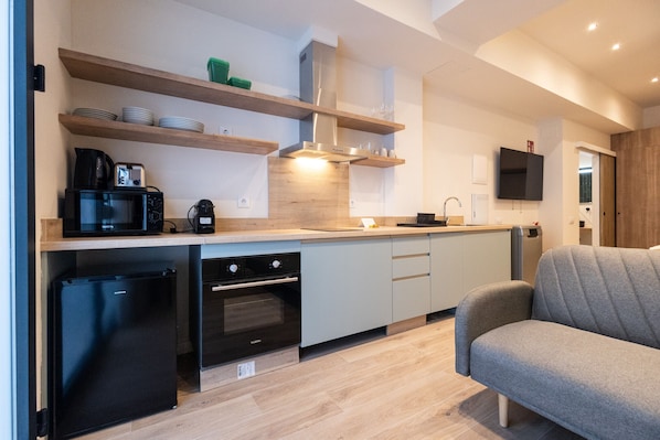 Fridge, microwave, oven, coffee/tea maker