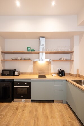 Fridge, microwave, oven, coffee/tea maker