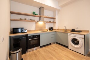 Fridge, microwave, oven, coffee/tea maker