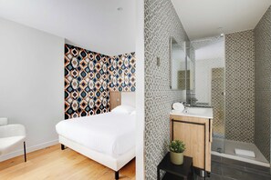 4 bedrooms, laptop workspace, iron/ironing board, bed sheets