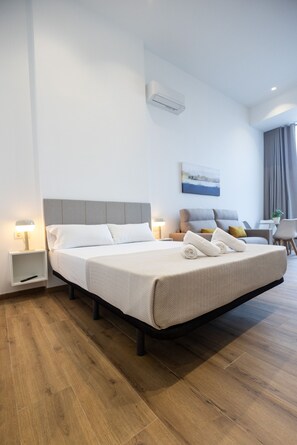 Tabla de planchar con plancha, wifi gratis, ropa de cama