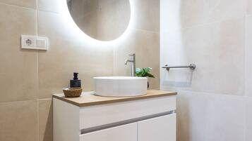 Ducha, secador de pelo y toallas