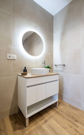 Ducha, secador de pelo y toallas