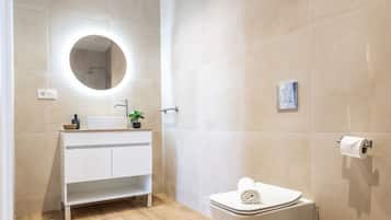 Ducha, secador de pelo y toallas